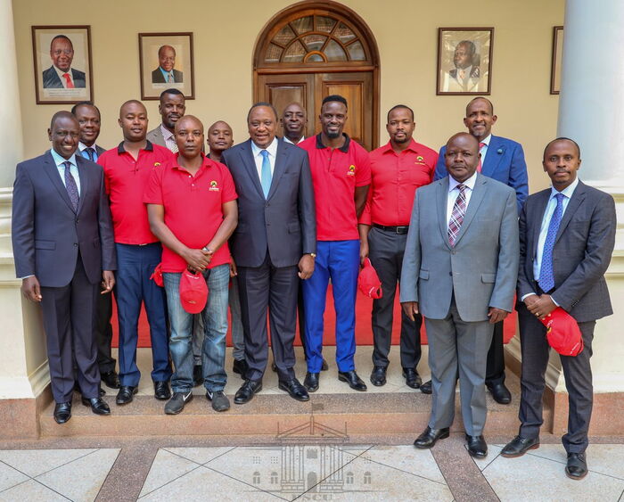 President Uhuru Kenyatta poses for a photo alongside William Ruto, McDonald Mariga and other Jubilee leaders after endorsing Mariga for Kibra. Ngunjiri Wambugu asserted that Ruto and Tangatanga had finally realised Kenyatta was in authority.