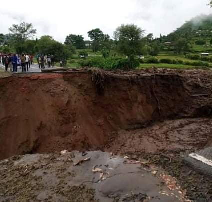 The road between Parua and Ortum has been rendered impassable by the landslide.