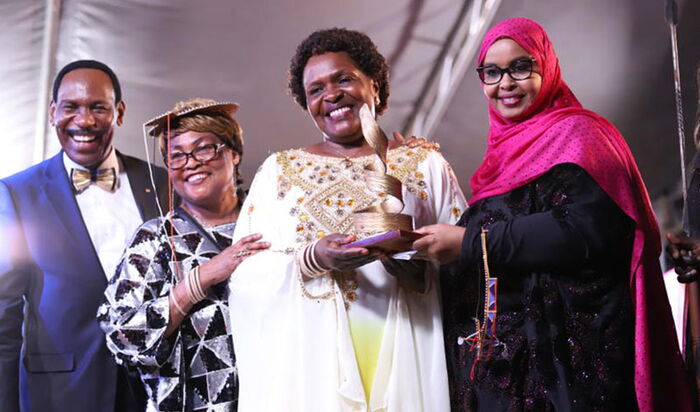 Moral Police Chair Ezekiel Mutua , Lucy Wangui, Grace Khavere and Former Broadcast PS Fatuma during the 2015 Kalasha Awards