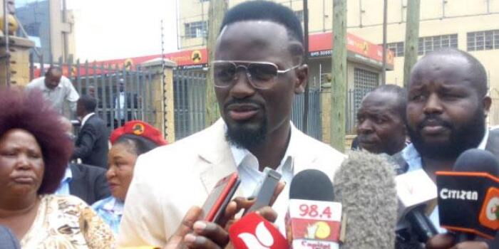 Mariga speaking to the press after clinching the Jubilee candidature. He will face ANC’s Eliud Owalo, Ford Kenya’s Khamisi Butichi and an ODM candidate that is yet to be announced. Ruto campaigned for him at Kibra on September 3.