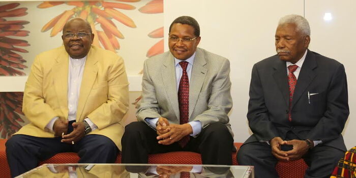 Former Tanzanian Presidents Jakaya Kikwete (middle) relaxes with predecessors Ali Hassan Mwinyi (right), and Benjamin Mkapa (left) in Namibia 2016.