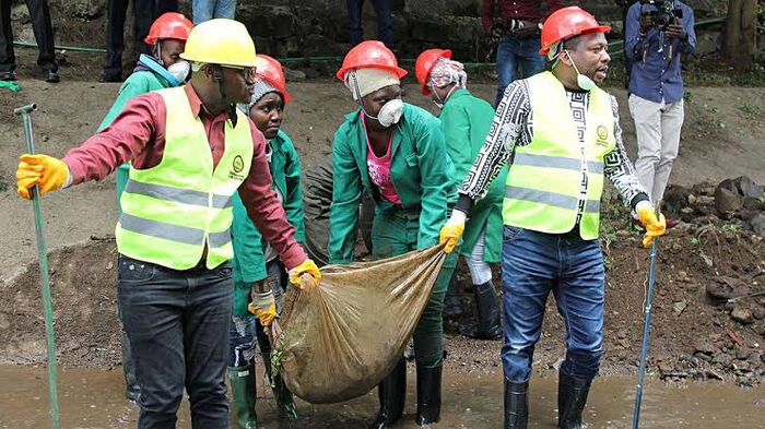 Nairobi Governor Mike Sonko and working alongside his employees during a clean up exercise