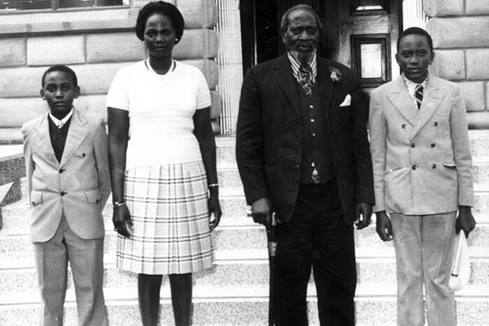 Mzee Jomo Kenyatta poses for a photo with his family including President Uhuru Kenyatta (far right).