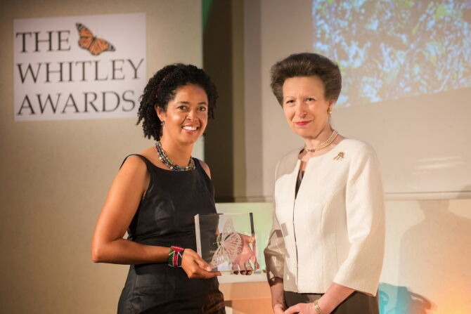 Paula Kahumbu receiving the Whitley Award in 2014.