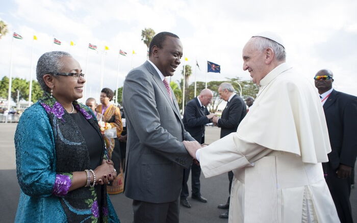 Pope Francis meeting President Uhuru Kenyatta and First Lady Margaret Kenyatta.