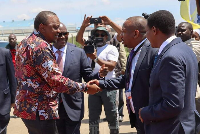 President Uhuru Kenyatta and Governor Mike Sonko at the official launch of JKIA-James Gichuru rd Express way project on Wednesday, October 16.