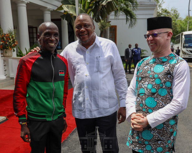 Eliud Kipchoge(L), President Uhuru Kenyatta(c) and Senator Isaac Mwaura(R) in Mombasa on Sunday, October 20.