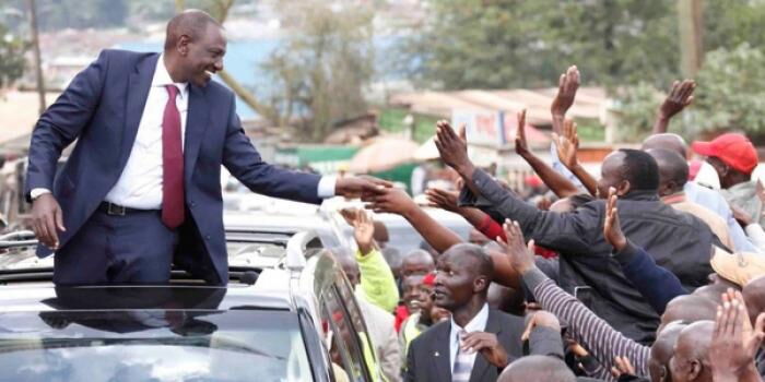 DP Ruto interacting with Kericho residents on Wednesday, October 16. Ruto declared that he would win the 2022 elections by a landslide