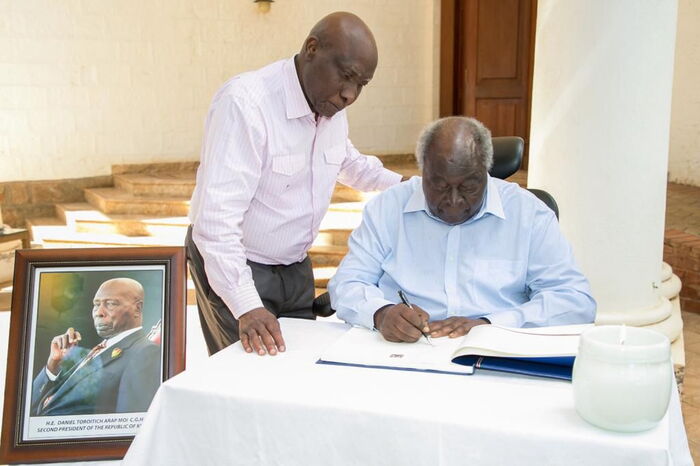 Former President Mwai Kibaki pays tribute to the late former President Daniel Arap Moi by signing his condolence book on February 8, 2020.
