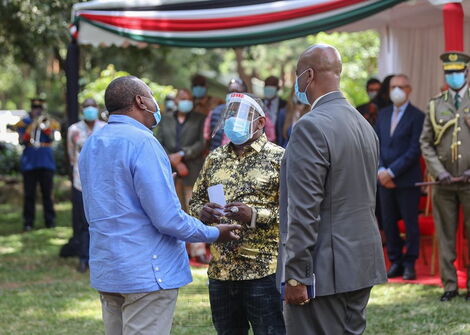 President Uhuru Kenyatta with Nairobi Governor Mike Sonko, Nairobi Metropolitan Service Director General Mohammed Badi at the Arboretum on June 5, 2020