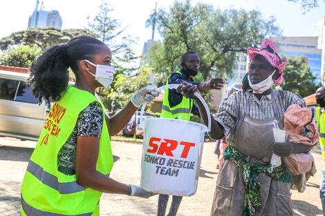 https://www.kenyans.co.ke/files/styles/article_inner_mobile/public/images/media/A%20member%20of%20Sonko%20Rescue%20Team%20hands%20relief%20food%20to%20a%20victim%20in%20Kariobangi%20on%20Monday%2C%20May%2025%2C%202020..jpg?itok=m7Bhmjhs https://www.kenyans.co.ke/files/styles/article_inner_mobile/public/images/media/A%20member%20of%20Sonko%20Rescue%20Team%20hands%20relief%20food%20to%20a%20victim%20in%20Kariobangi%20on%20Monday%2C%20May%2025%2C%202020..jpg?itok=m7Bhmjhs