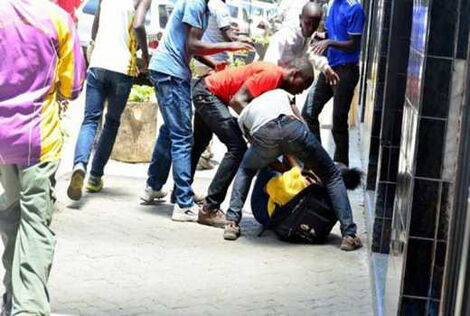 A picture of a mugging incident.