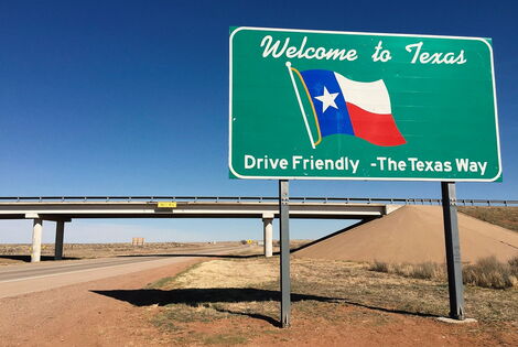 A signpost welcoming travellers to Texas in US.