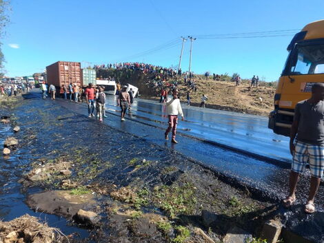 A tanker ferrying oil lost control and overturned at Kikopey, spilling the oil on the Carriageway on Friday, April 29, 2022.