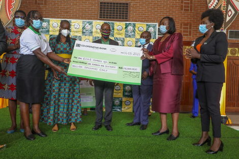 Anne Kananu (second left) presents a cheque of Ksh116 million to Nairobi ECDE players on Tuesday, March 16, 2021.