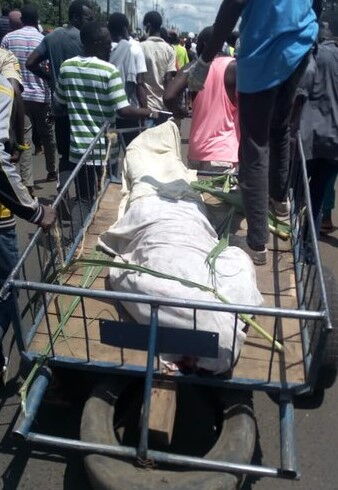 Residents accompany the body of Vitalis Owino to Muthaiga Police Station on May 4, 2020