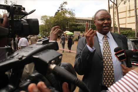 Former Cabinet Minister Chris Murungaru speaking to journalists outside court 