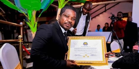 Citizen TV Correspondent Chrispine Otieno poses with award on Saturday, February 26