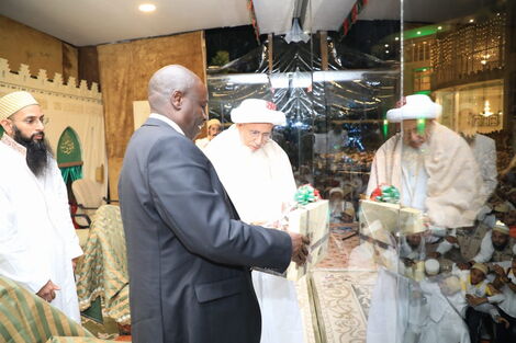Deputy President Rigathi Gachagua with His Holiness Syedna Mufaddal Saifuddin and other leaders on Monday, December 12, 2022