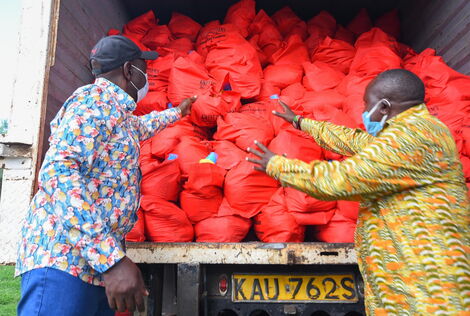 Deputy President William Ruto hands out Covid-19 donations in Kikuyu. May 20, 2020.