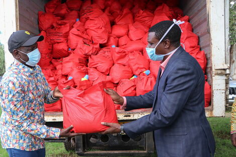 Deputy President William Ruto hands out Covid-19 donations in Nachu Ward, Kikuyu Constituency on May 20, 2020.