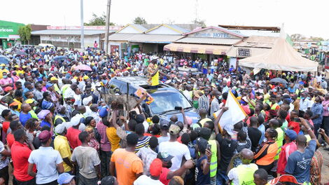 Deputy President William Ruto speaking to residents at Mtitu Andei on Monday, October 25