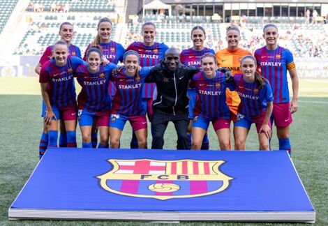 Eliud Kipchoge Poses for a Photo With FC Barcelona's Women Team