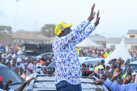Deputy President William Ruto greeting the public on October 17, in Mombasa County.