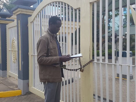 Lawrence Amuke Oprong at the gate of DP William Ruto’s office in Nairobi on Tuesday, January 11, 2022