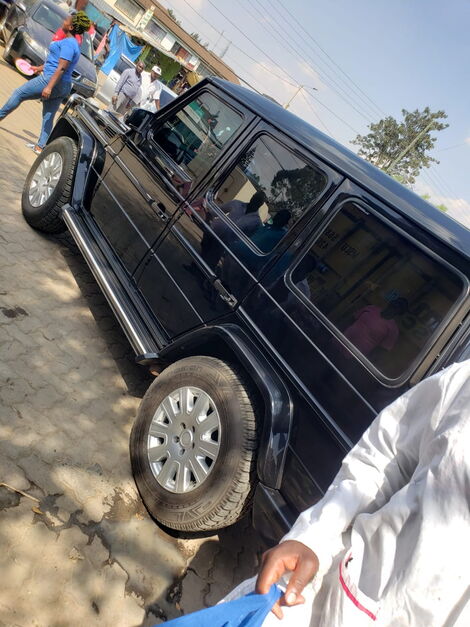 President Uhuru Kenyatta drives himself to Kenyatta Market for lunch in a Mercedes G Wagon on Wednesday, March 16. 