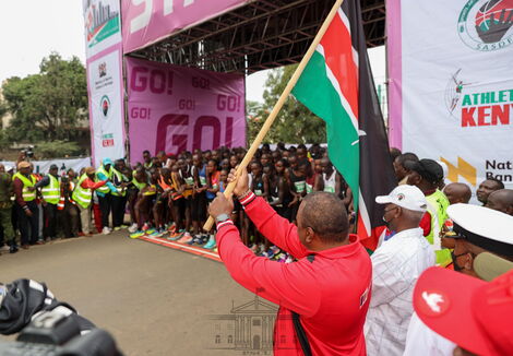 President Uhuru Kenyatta and First Lady Margaret Kenyatta flag off the inaugural Nairobi City Marathon, dubbed Uhuru Classic, at Nyayo National Stadium on Sunday morning, May 8, 2022.
