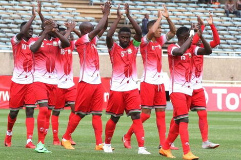 Harambee Stars Captain Mohamed Musa (third right) leads his team to acknowledge fans before match kickoff against Ghana during African Cup of Nations Qualifier match at Moi Sports Centre Kasarani. Sept 8, 2018.