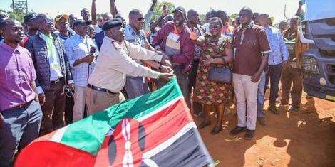 ICT CS Eliud Owalo with other leaders from Siaya County