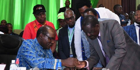 Ο πρόεδρος του IEBC Wafula Chebukatti (αριστερά) και ο Azimio Wan υποψήφιος για την προεδρία της Κένυας Raila Odinga στο Bomas Kenya την Κυριακή 5 Ιουνίου 2022.