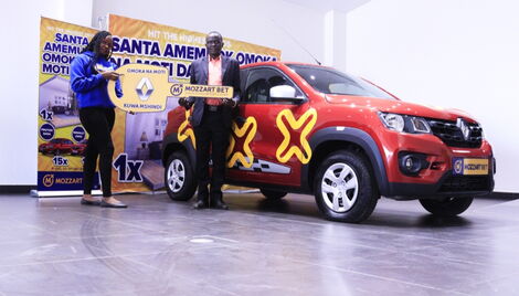 Winner of Mozzartbet's Omoka na Moti car promotion receiving keys to his brand new keys on December 6, 2021.
