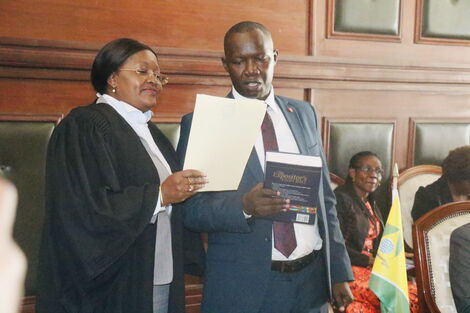 Ibrahim Auma taking the oath of office in Nairobi County Assembly on Thusday December 8, 2022