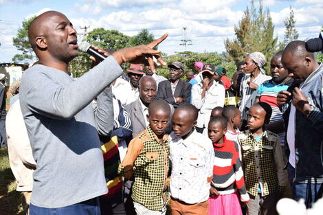 Murang'a Governor Irungu Kang'ata addresses residents during a free medical camp in Kangema, Murang'a County, on June 26, 2017