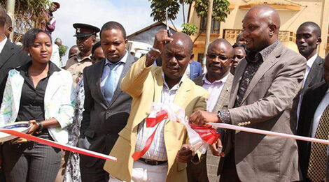 Former Kiambu Governor William Kabogo (centre) with Gatundu South MP Moses Kuria (right) during a launch of a project in Gatundu South in 2015