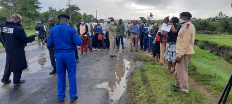 Stranded Kenyans along Kagundo road on Monday April 6, as Police mounted roadblocks to limit movement in and out of Nairobi.