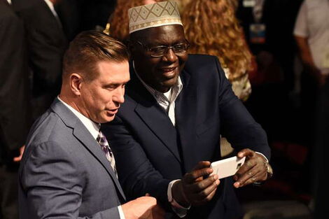 Malik Obama (Right) poses with actor Steve Baldwin after the final presidential debate at the University of Las Vegas in the United States in October 2016