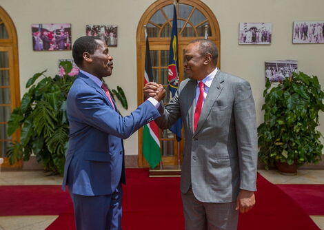 President Uhuru Kenyatta with Agriculture Cabinet Secretary Peter Munya at State House
