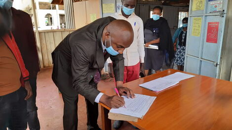 Murang'a County Senator Irungu Kang'ata pictured in the signature collection exercise on November 29, 2020.