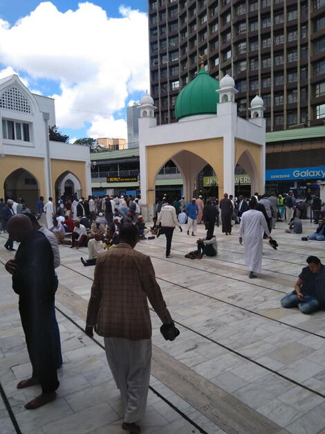 https://www.kenyans.co.ke/files/styles/article_inner_mobile/public/images/media/Muslims%20faithfulls%20attending%20a%20Friday%20prayer%20at%20the%20Jamia%20Mosque..jpg?itok=KfsqH5Zt