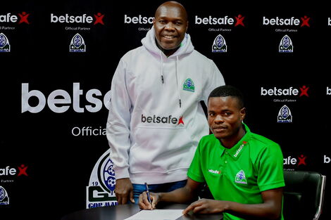 Benson Omalla pictured with Gor Mahia chairman Ambrose Rachier when he signed for the club on September 1, 2020
