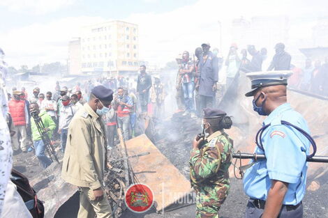 Police Officers pictured at Gikomba Market on June 25, 2020. President Uhuru Kenyatta has vowed to unmasks the suspected arsonists behind the frequent fires at the market.