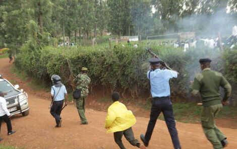 Police officers fire teargas at rowdy youth who heckled DP William Ruto in Kisii on Wednesday, December 8, 2021.