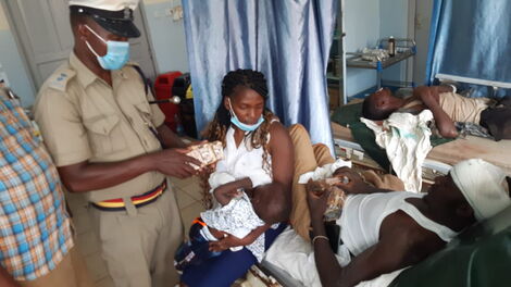 Maungu police OC traffic, Inspector Job Oyagi returns Ksh450,000 to Timothy Njuguna and his wife Martha Muthoni in Voi on Sunday, December 26, 2021.