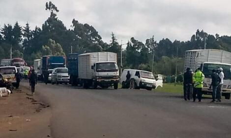 Police set up roadblocks isolating the Nairobi Metropolitan Area on April 7, 2020. 