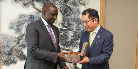 President William Ruto receives a gift from a South Korean official at the Incheon Free Economic Zone in Seoul, Seoul, on Thursday, November 24, 2022.