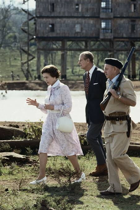 La regina Elisabetta nel 1952 durante il suo famoso viaggio in Kenya e una vacanza al Treetops Lodge